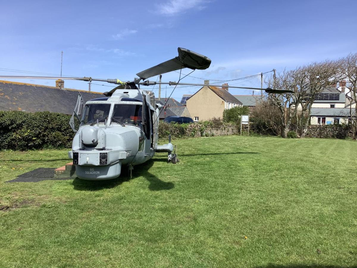 Haelarcher Farmhouse And Helicopter B&B Lizard Eksteriør bilde